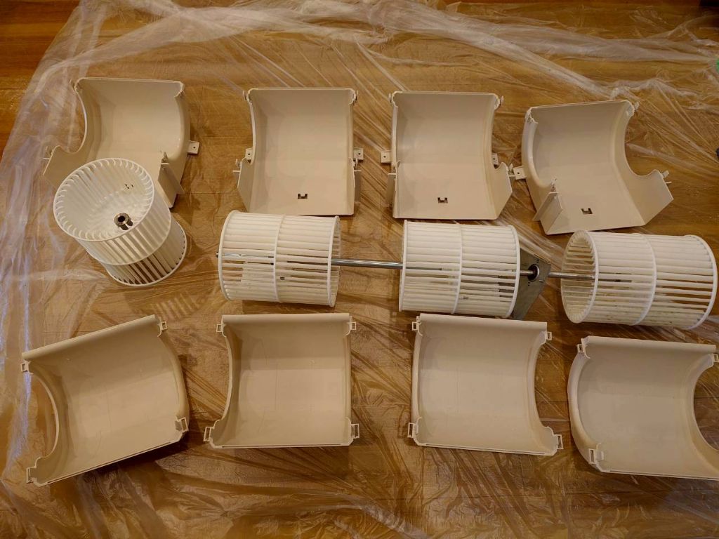 清掃前のファンとドレンパン