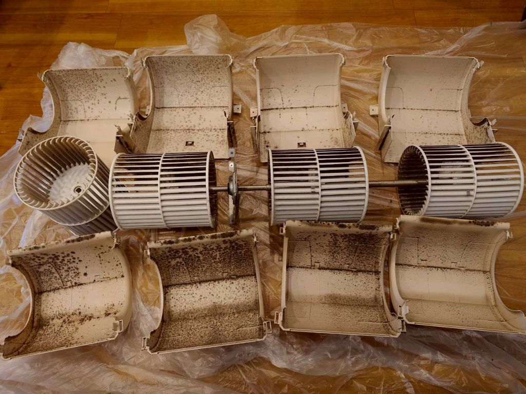 清掃前の内部パーツ