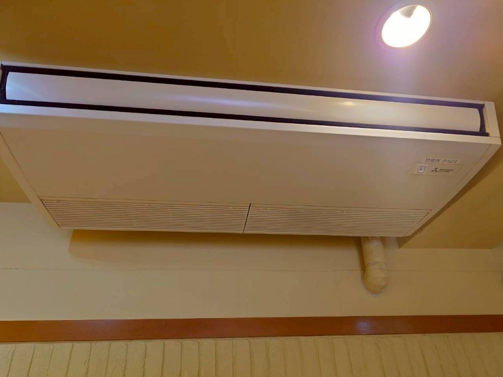 清掃完了後の天井吊形エアコン